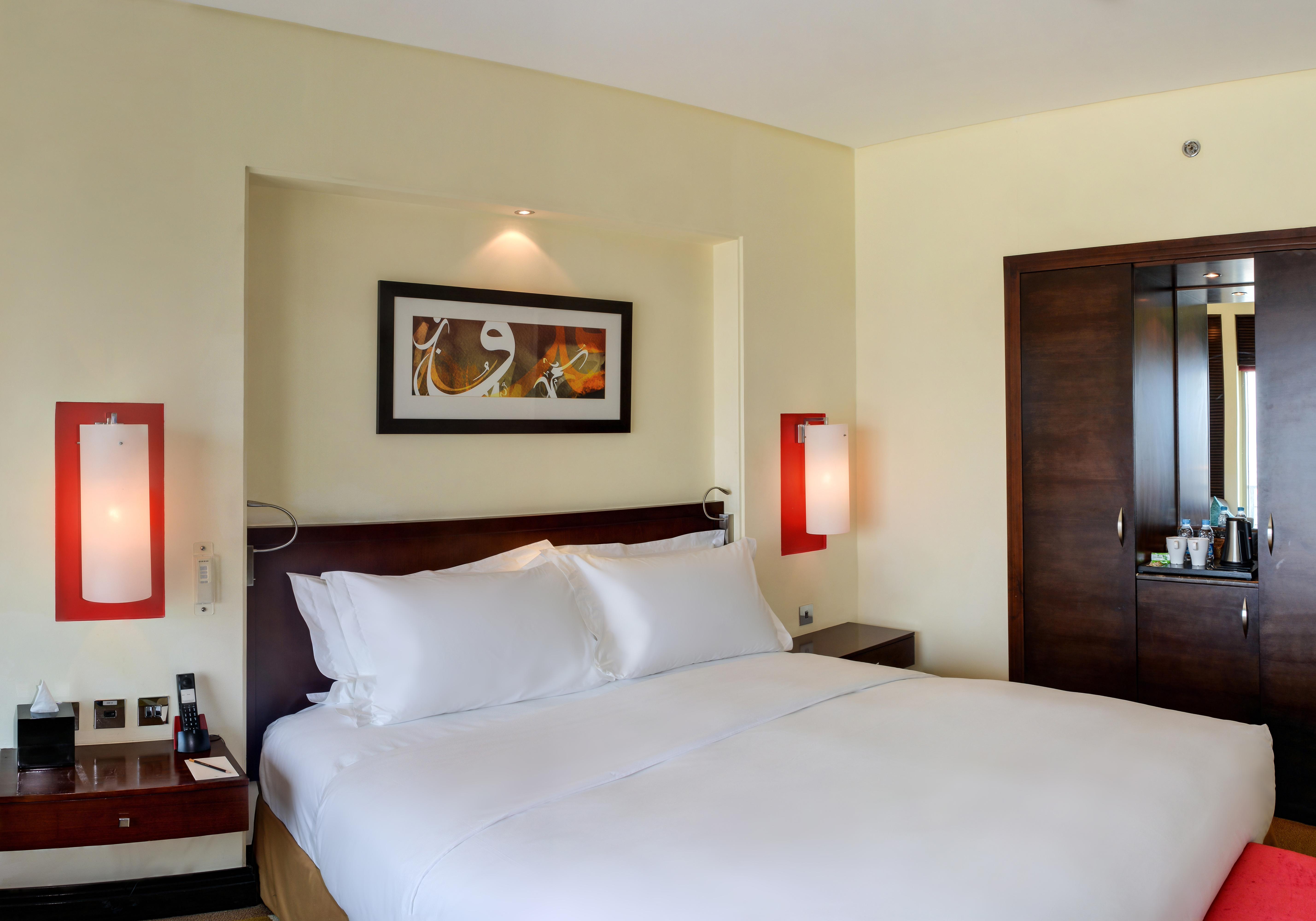Hotel Sofitel Al Khobar The Corniche Extérieur photo A bedroom at the hotel