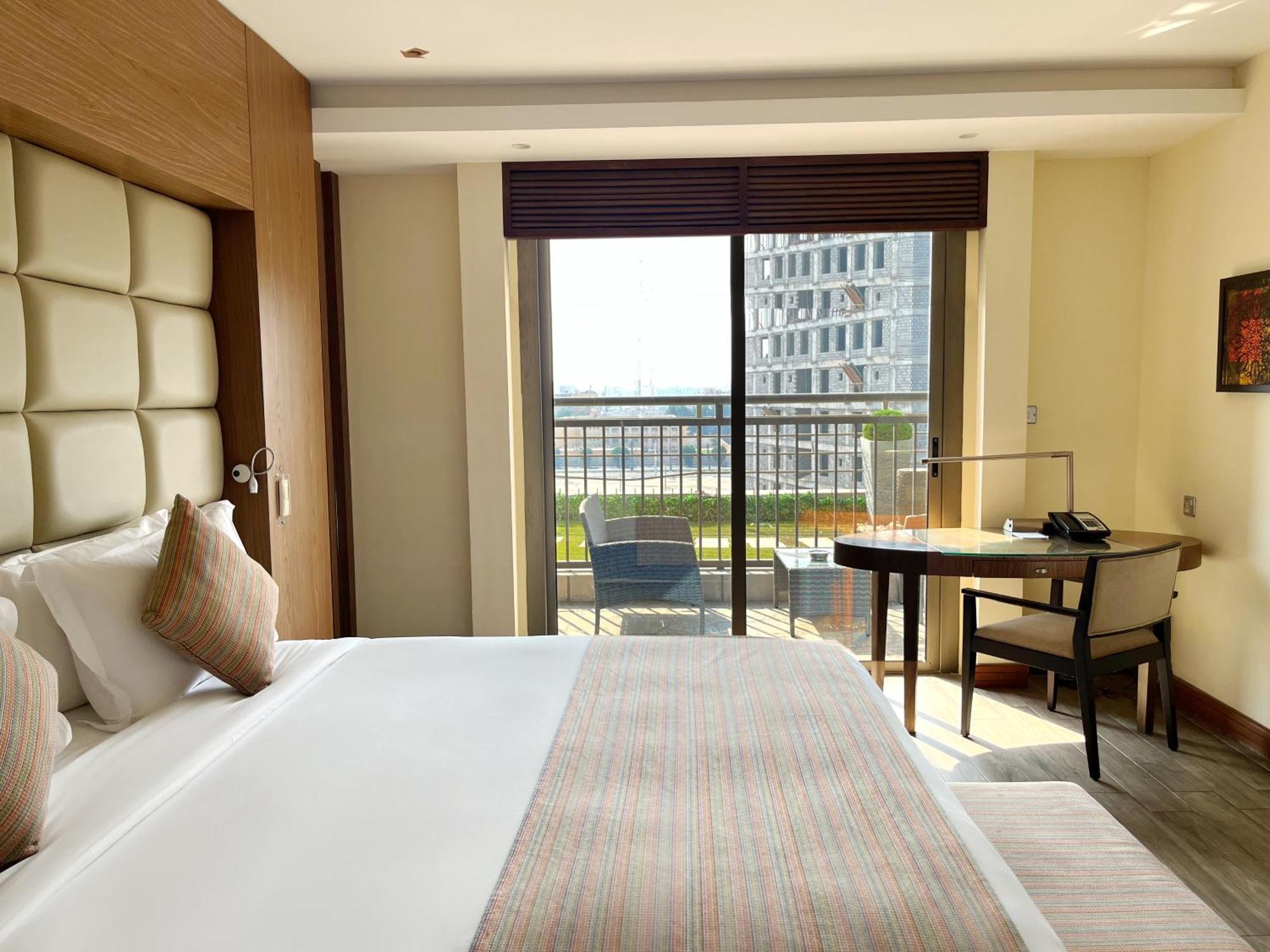 Hotel Sofitel Al Khobar The Corniche Extérieur photo A room at the hotel