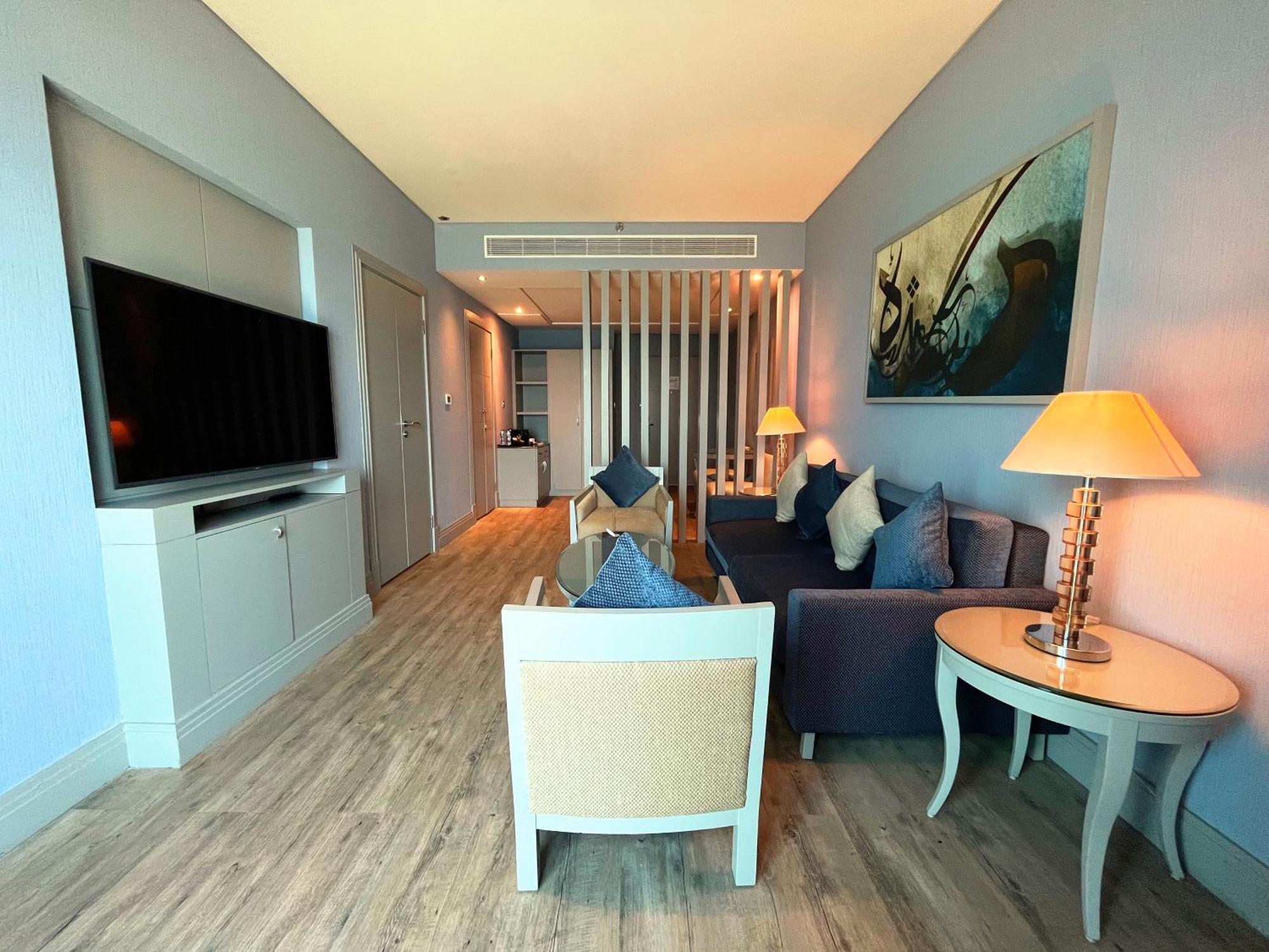 Hotel Sofitel Al Khobar The Corniche Extérieur photo A living room in a suite at the hotel