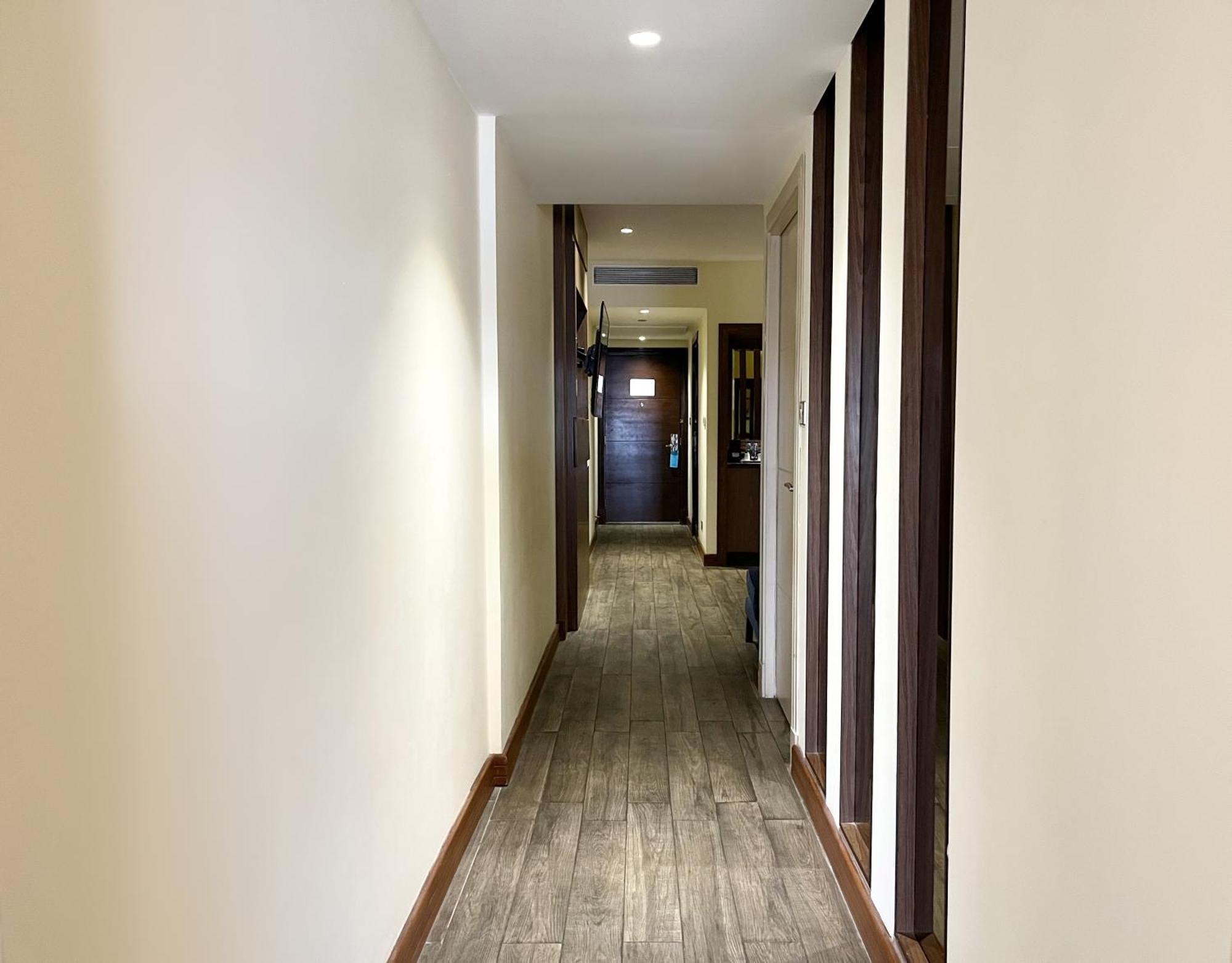 Hotel Sofitel Al Khobar The Corniche Extérieur photo A corridor in a hotel