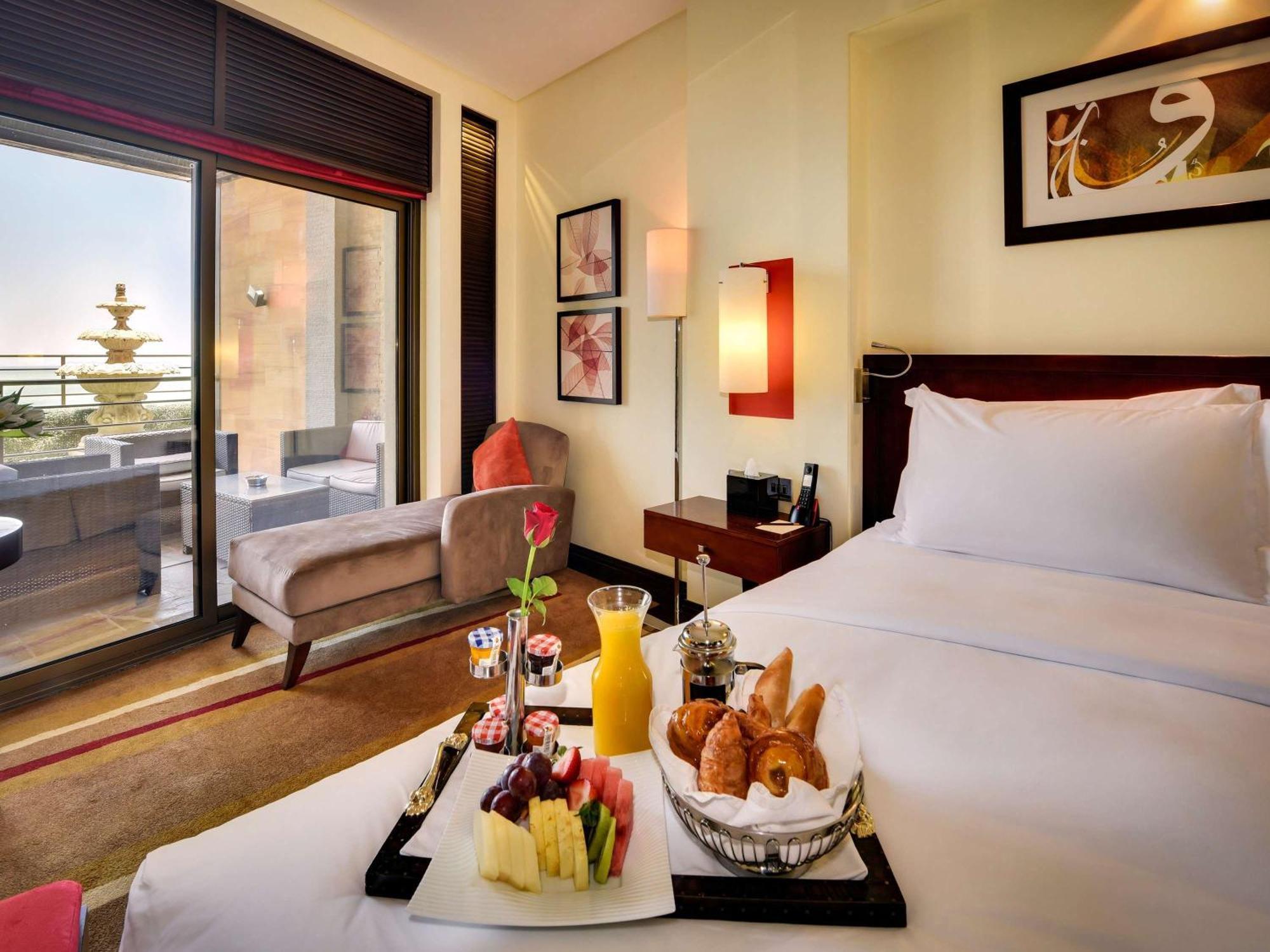 Hotel Sofitel Al Khobar The Corniche Extérieur photo A room at the Hilton Cairo