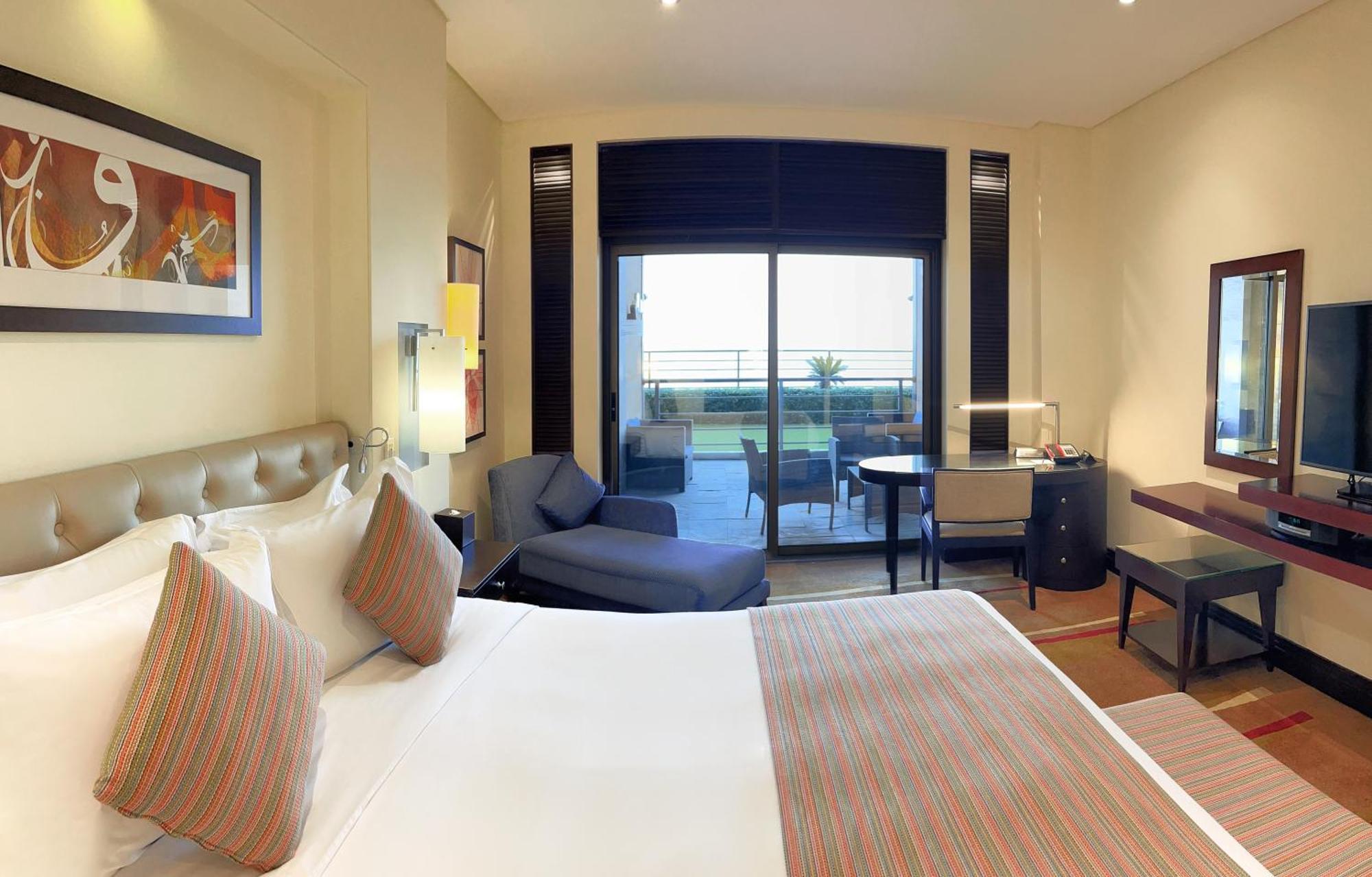 Hotel Sofitel Al Khobar The Corniche Extérieur photo A room at the Taj Bengal