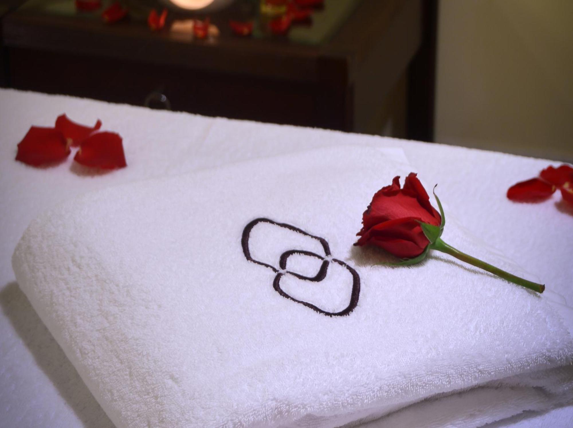 Hotel Sofitel Al Khobar The Corniche Extérieur photo A towel with the spa's logo